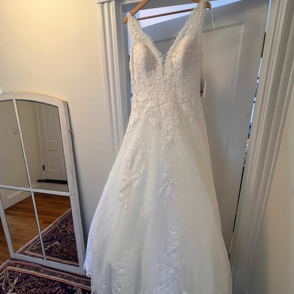 Brand new wedding gown by Pronovias! - Picture 3 of 12